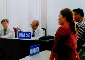 Không tin nổi khi ra tòa thấy công ty luật bên mình bảo vệ luôn… bên kia