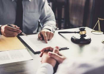 Luật sư cung cấp dịch vụ pháp lý