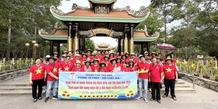 Hội Luật gia thành phố Thủ Đức về thăm vùng đất thép Củ Chi